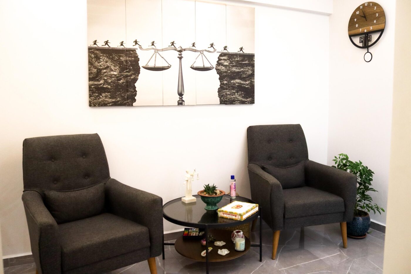 Marmaris hukuk bürosu bekleme alanı adalet terazisi tablosu