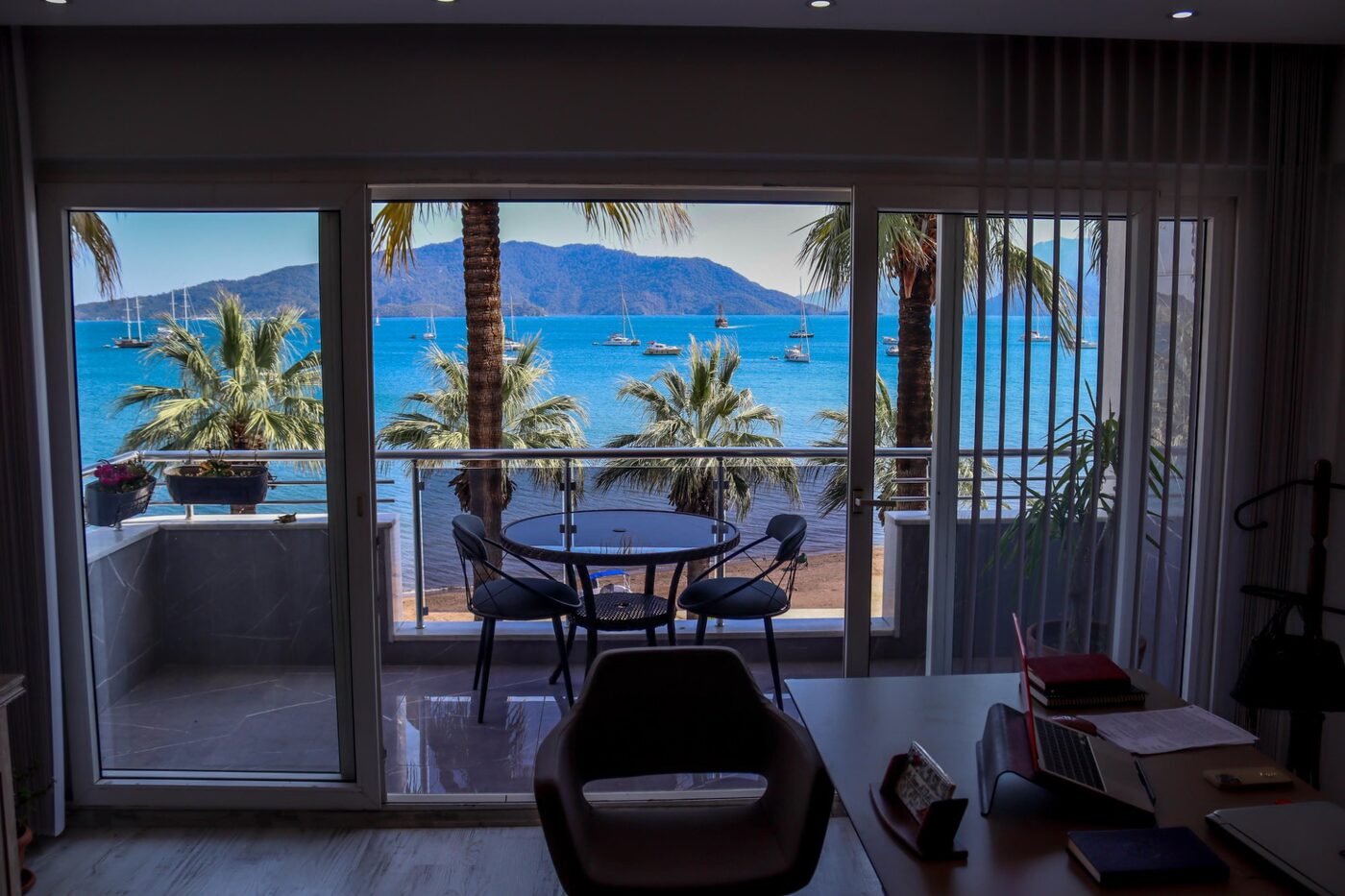 Marmaris avukat ofisi deniz manzaralı çalışma odası