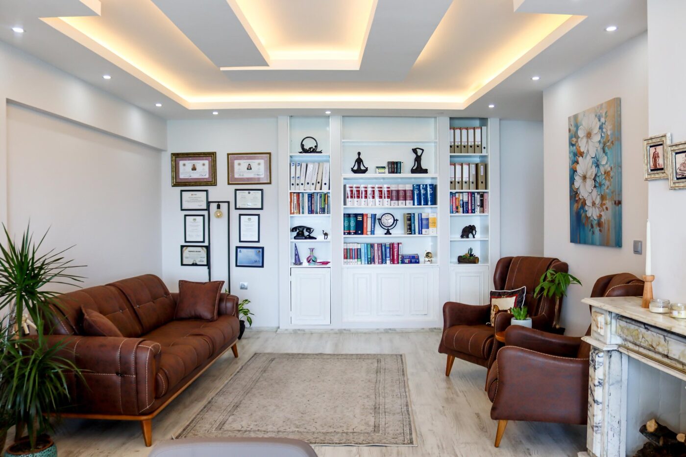 Marmaris hukuk burosu ofis salonu hukuk kitapligi ve sertifikalar